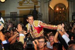 Talavante abre una discutida Puerta del Príncipe tras la suerte de la espada en sus faenas