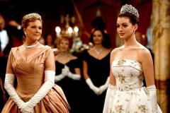 Anne Hathaway es coronada ante la orgullosa mirada de Julie Andrews