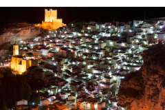 Vista aérea del municipio de Alcalá del Júcar (Albacete) por la noche