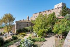 El castillo de Tatti vigila y defiende la Toscana italiana