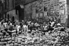 Barcelona, 19-7-1936.- Primeras barricadas tras la sublevacion militar. Las sirenas de las fábricas llaman a los obreros a la lucha, la CNT organiza su Comité de Defensa en la plaza del Teatro. Un torrente popular junto a miembros de la Guardia Civil crean improvisadas barricadas en las calles principales de la ciudad.