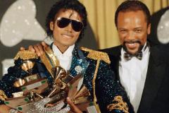 Quincy Jones con Michael Jackson en los Premios Grammy de 1984, año en el que «Thriller» ganó el galardón a Álbum del Año