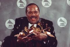 Quincy Jones, abrazando una buena cosecha de Premios Grammy