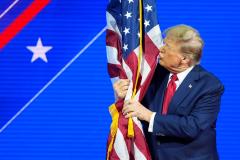 Donald Trump, abraza la bandera de Estados Unidos tras vencer en las elecciones presidenciales