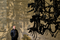 El artista Ai Weiwei, ayer junto a su obra «La comedia humana»