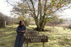 La escritora Dolores Redondo, junto a la sima de Legarrea