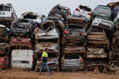 Coches almacenadas tras ser retirados de la zona afectada