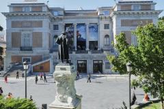 Fachada lateral del museo del Prado, con la escultura de Goya