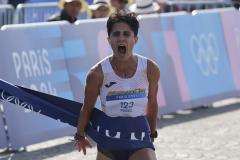 La atleta española María Pérez cruza la línea de meta para ganar, junto a Álvaro Martín, el oro en la prueba de maratón mixto de marcha de los Juegos Olímpicos de París 2024