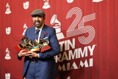 EL cantante dominicano Juan Luis Guerra con sus cuatro gramófonos en la alfombra roja de los XXV Premios Latin Grammy, en Miami