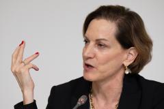 La escritora Anne Applebaum, en una conferencia, en Alemania, el pasado octubre