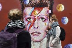 Dos mujeres frente a un mural dedicado al cantante británico David Bowie en Brixton, Londres