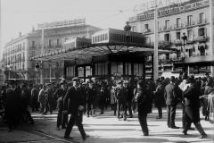 Imagen de los años 20 de la entrada a la estación de metro de la Puerta del Sol. EFE ARCHIVO