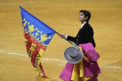 Sebastián Castella pasea la bandera valenciana en el festival de Vistalegre