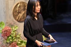 Han Kang ha recibido este martes su Premio Nobel en Estocolmo, Suecia. (Jonas Ekstroemer/TT News Agency via AP)