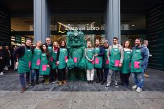 Desde la izda., Rafael Tarradas, Megan Maxwell, Alice Kellen, Jorge Díaz, Lucía Galán, Paloma Sánchez-Garnica, Beatriz Serrano, Carmen Posadas, Antonio Mercero, Manel Loureiro, María Martínez y Agustín Martínez, junto al dragón Truman. © Jesús G. Feria.