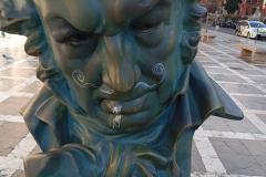 Estatua de Goya con bigotes dalinianos y cigarrillo en Plaza Nueva (Granada)