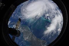 AME2719. ESPACIO (), 02/09/2019.- Fotografía cedida por la NASA y tomada por el astronauta Christian Koch que muestra el huracán Dorian desde la Estación Espacial Internacional. El huracán Dorian arrasó parte de las Bahamas dejando hasta el momento cinco muertos y daños incalculables, mientras sigue este lunes su camino hacia la costa de Florida (EE.UU.), que permanece en máxima alerta ante la fuerza del ciclón de categoría 4. EFE/ Christian Koch/NASA/SOLO USO EDITORIAL/NO VENTAS