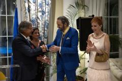 El cantante dominicano Juan Luis Guerra (c) acompañado de su esposa Nora, saluda al embajador de España en la República Dominicana, Antonio Pérez-Hernández y Torra, tras recibir la Encomienda de la Real Orden de Isabel la Católica