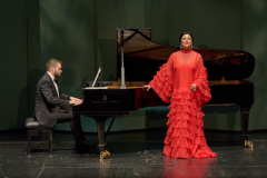 La soprano Anna Netrebko junto al piano de Pavel Nebolsin, en Sevilla