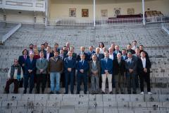 Carlos Novillo y Victorino Martín, en el centro, rodeados por los ganaderos y representantes de las localidades organizadoras de la Copa Chenel y el Circuito de Novilladas de Madrid