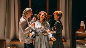 Ernesto Alterio, Mélida Molina (centro) y Marta Belenguer durante un ensayo