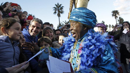 El Rey Baltasar saluda a unos niños en la cabalgata