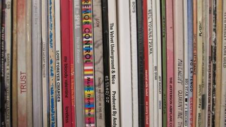 El Día de las Tiendas de  Discos se celebra el tercer sábado del mes de   abril