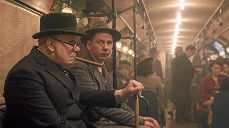 Un instante de la película «El instante más oscuro», cuando Churchill viaja en metro, que se proyectará en este ciclo de cine parlamentario