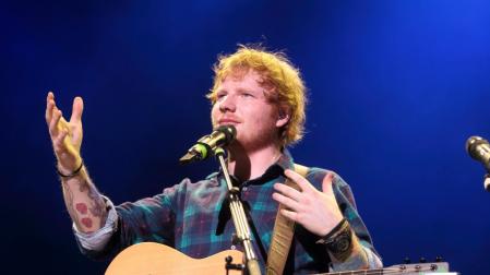 Ed Sheeran durante un concierto