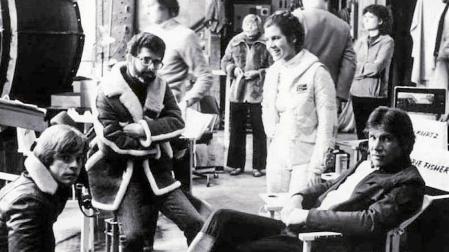 Un jovencísimo George Lucas a principios de los setenta  junto a los no menos jóvenes (de izda. a dcha.) Mark Hamill, Carrie Fisher y Harrison Ford