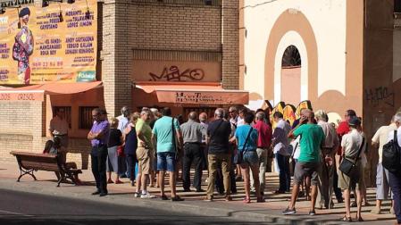 Imagen de las colas de aficionados que se han organizado alrededor de la plaza de toros de Cuenca