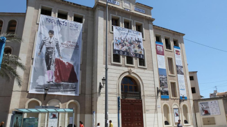 Plaza de toros de Alicante decorada para la feria del año pasado