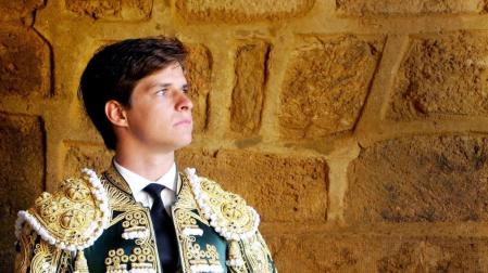 El torero Julián López "El Juli", contempla la plaza antes de salir