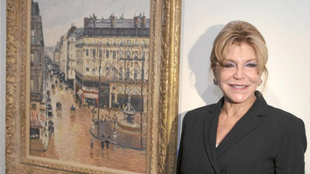 Carmen Thyssen junto a «Rue Saint- Honore por la tarde. Efecto de lluvia», uno de los cuadros que ha cedido para la exposición dedicada a Pissarro