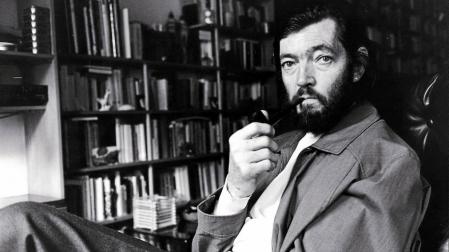 Julio Cortázar posa en su despacho con una pipa