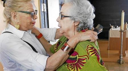 Teresa Gimpera y Colita, ayer, en el funeral de MasponsEfe