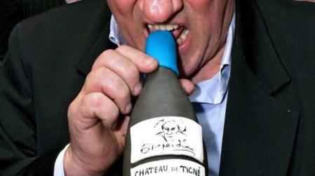 Imagen de archivo distribuida que muestra al actor francés Gerard Depardieu durante la ceremonia de apertura de una bodega en Moscú, Rusia,en 2007.