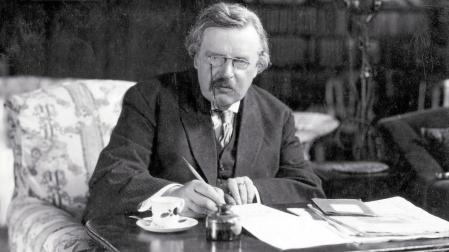 G.K. Chesterton escribiendo 