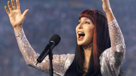 Cher antes del comienzo de la Super Bowl XXXIII