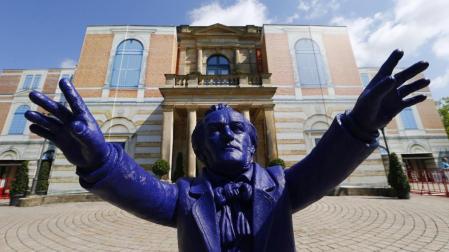 Una escultura de Wagner preside la entrada de la «opera house» de Bayreuth.