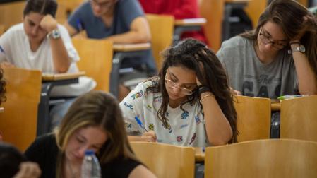 Varios estudiantes realizando las pruebas de Selectividad