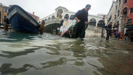 Vistas del Ponte Rialto de Venecia durante una inundación. EFE