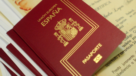 Pasaportes españoles durante su entrega a 35 brasileños que adoptaron la ciudadanía española en Brasilia en 2013 acogidos a la Ley de Memoria Histórica