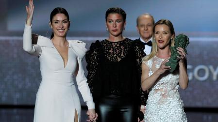 Las hijas de Pepa Flores "Marisol", (i-d) Celia Flores, Tamara Gades y Maria Esteve, reciben el "Goya de honor" en nombre de su madre durante la gala de los "Premios Goya 2020" que se celebra hoy sábado en el Palacio de los Deportes José María Martín Carpena, en Málaga.