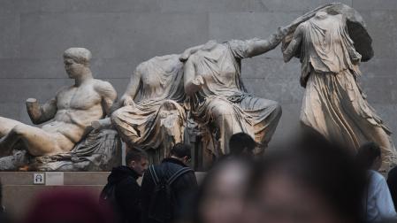 Varios visitantes pasan junto a los frisos del Partenón en el Museo Británico de Londres