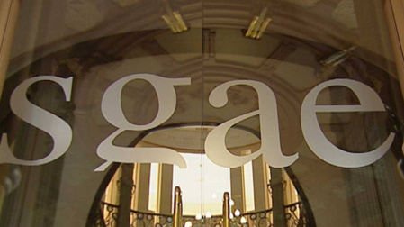 La puerta de entrada al Palacio de Longoria, sede de la Sociedad General de Autores de España (SGAE)