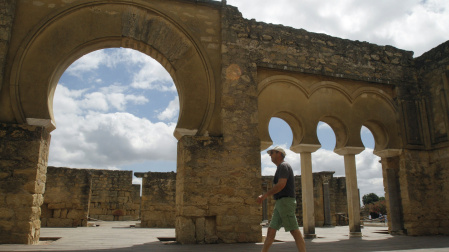 Un hombre pasea por la ciudad califal de Medina-Azahara, situada en la sierra de la capital cordobesa, inscrita en la Lista de Patrimonio de la Humanidad por la Unesco.