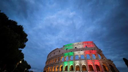 Los colores de la bandera italiana se proyectan en el Coliseo Romano