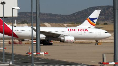 Vista del primer avión de Iberia que ha tomado tierra en el aeropuerto de Ciudad Real, este miércoles. La compañía Iberia ha comenzado hoy a aparcar aviones en el aeropuerto de Ciudad Real, con el fin de ahorrar coste en este periodo de reducción de vuelos debido al cierre de fronteras y a la caída de la demanda.